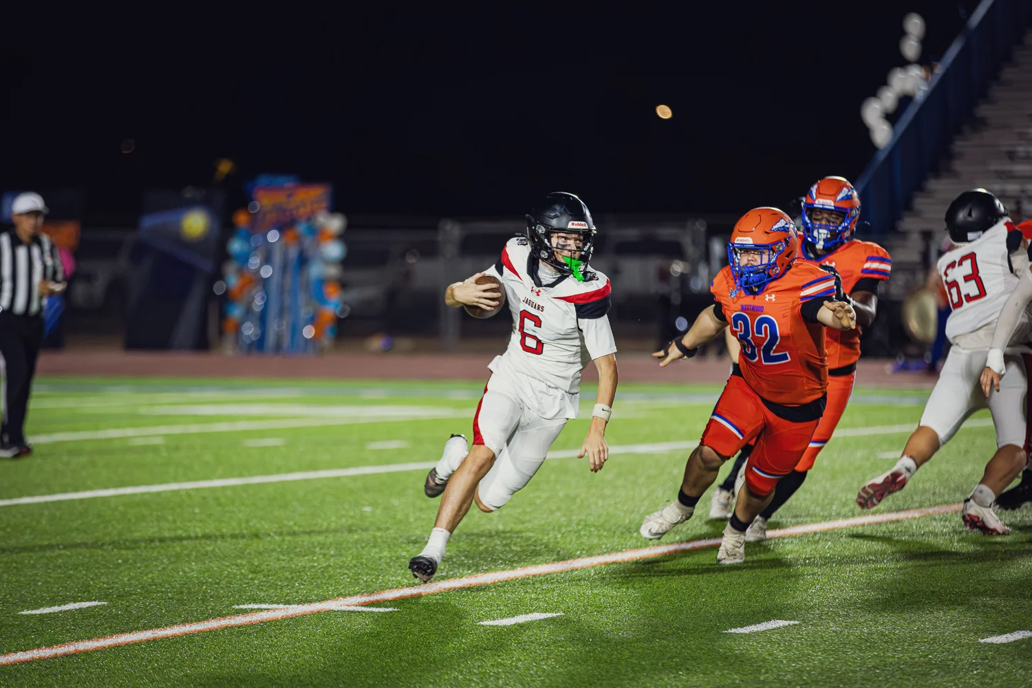 Jaguar RB running down the field with the ball